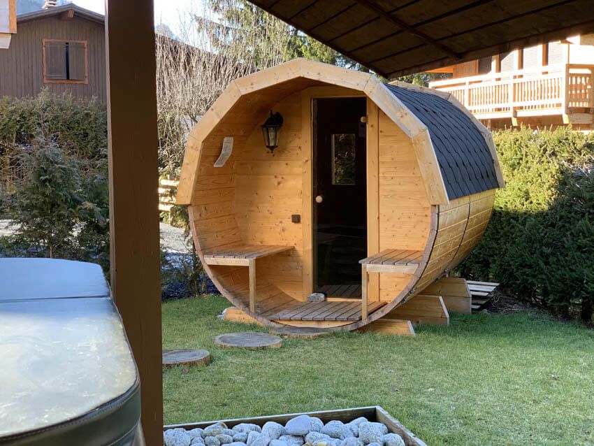 Sauna de barril Saunakris instalada en exterior