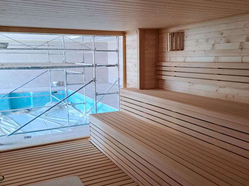 Sauna comunitaria Saunakris junto a una piscina interior