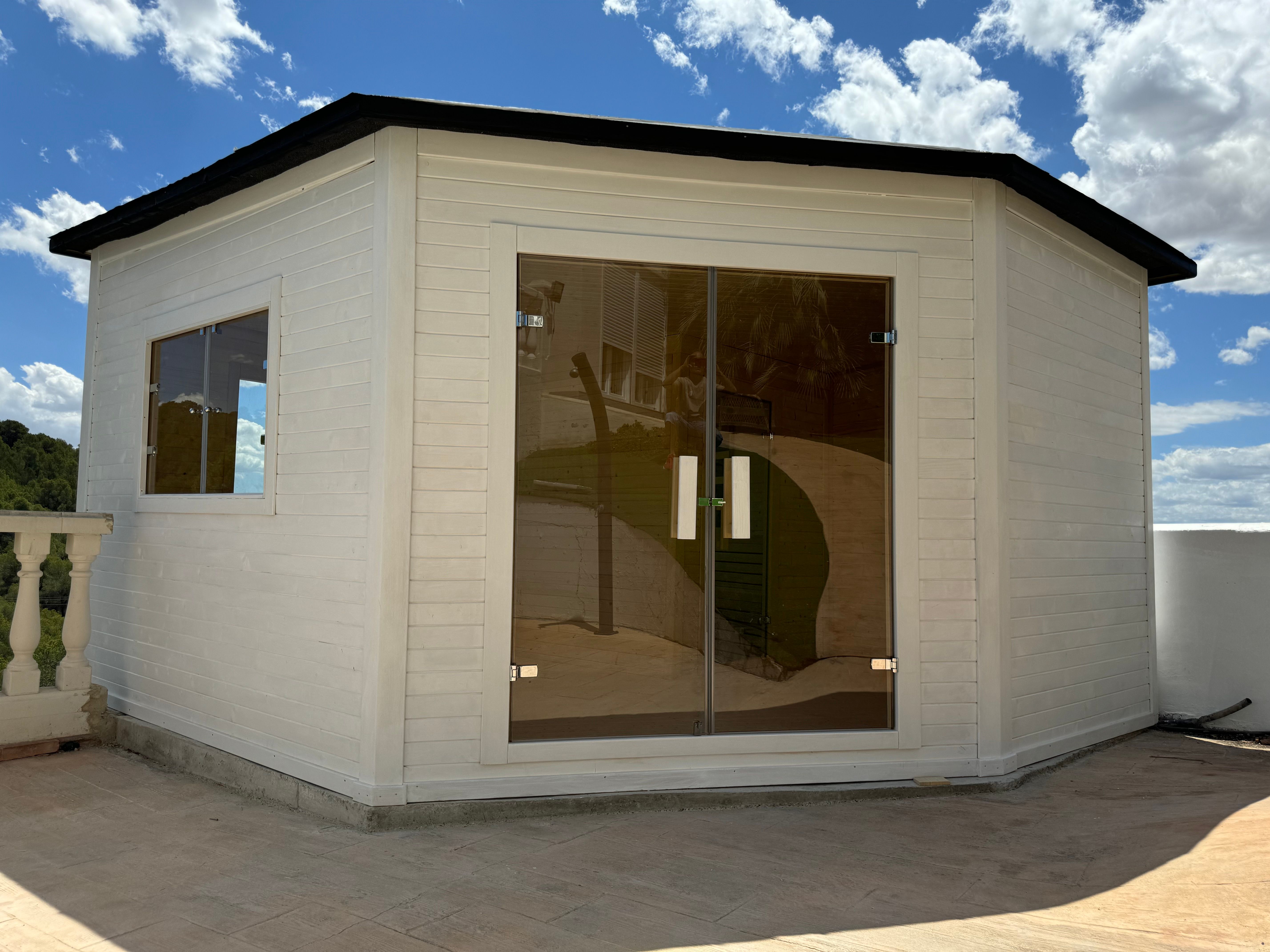 Sauna exterior Estocolmo instalada en un patio de Valencia