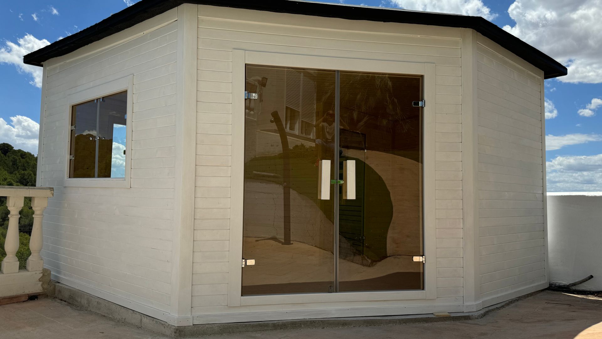 Sauna exterior Estocolmo instalada en un patio de Valencia