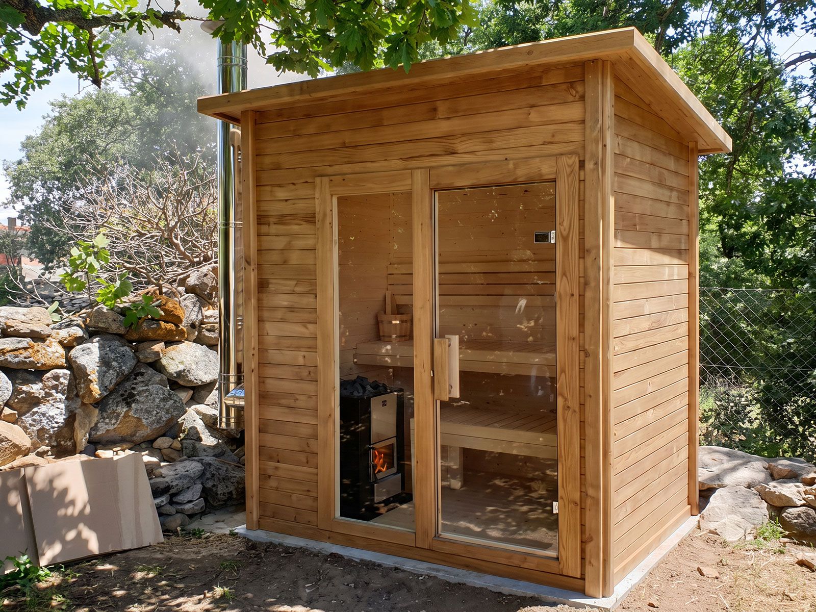 Sauna exterior de madera con estufa de leña