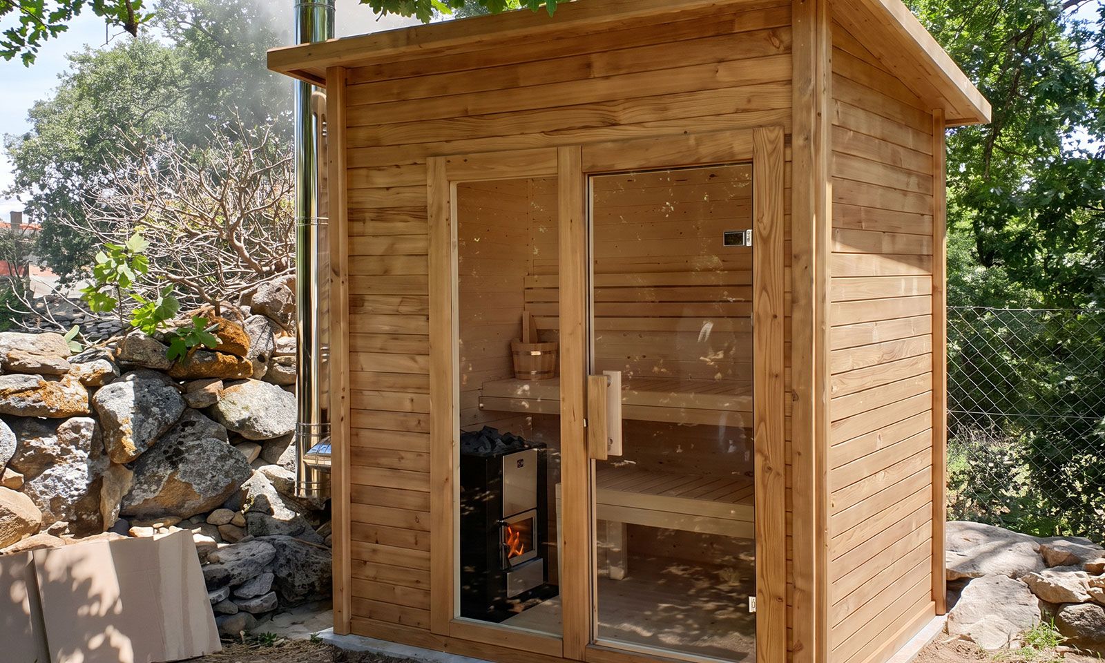 Sauna exterior de madera instalada en un entorno natural