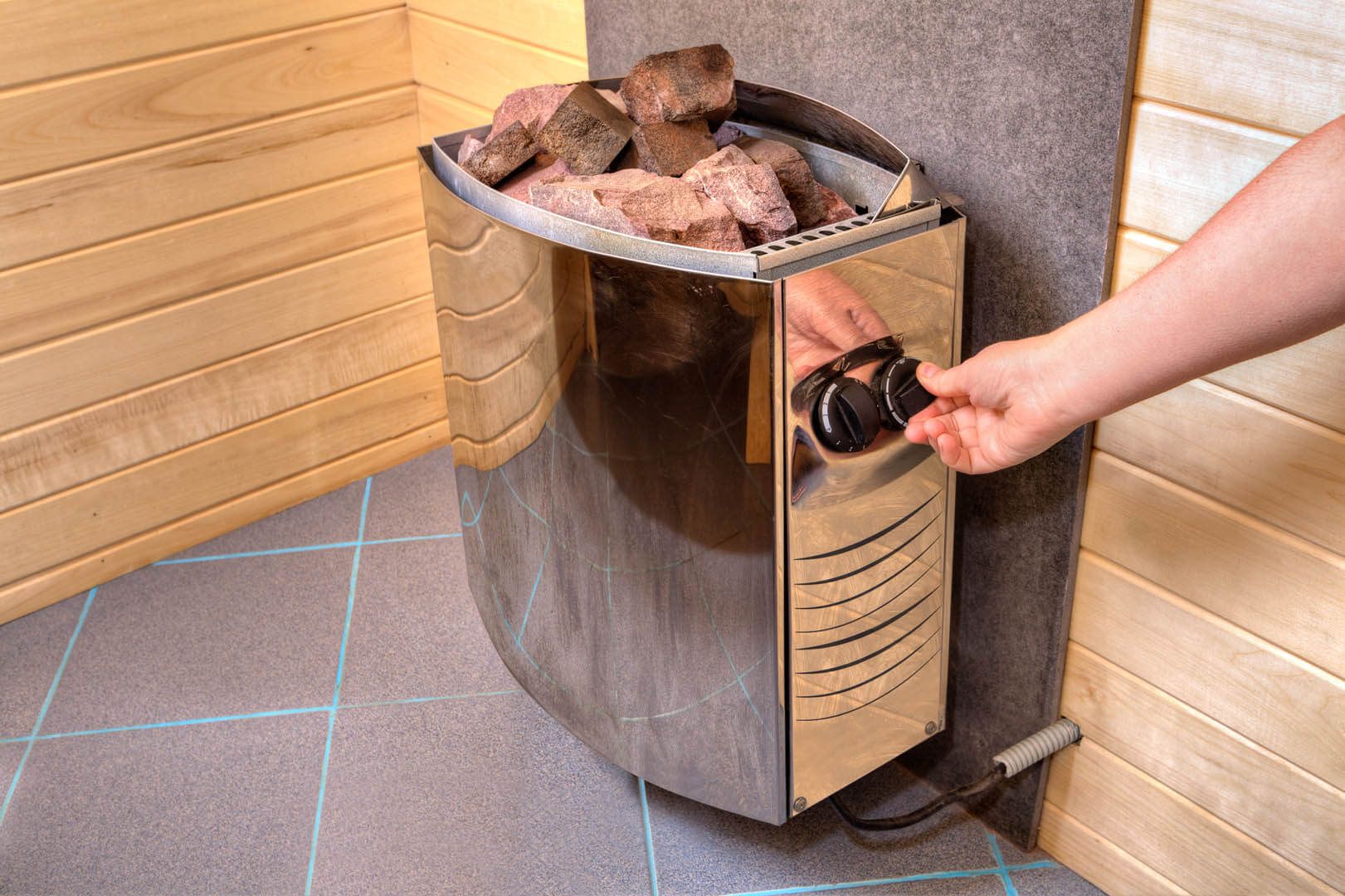Calefactor con piedras en una sauna