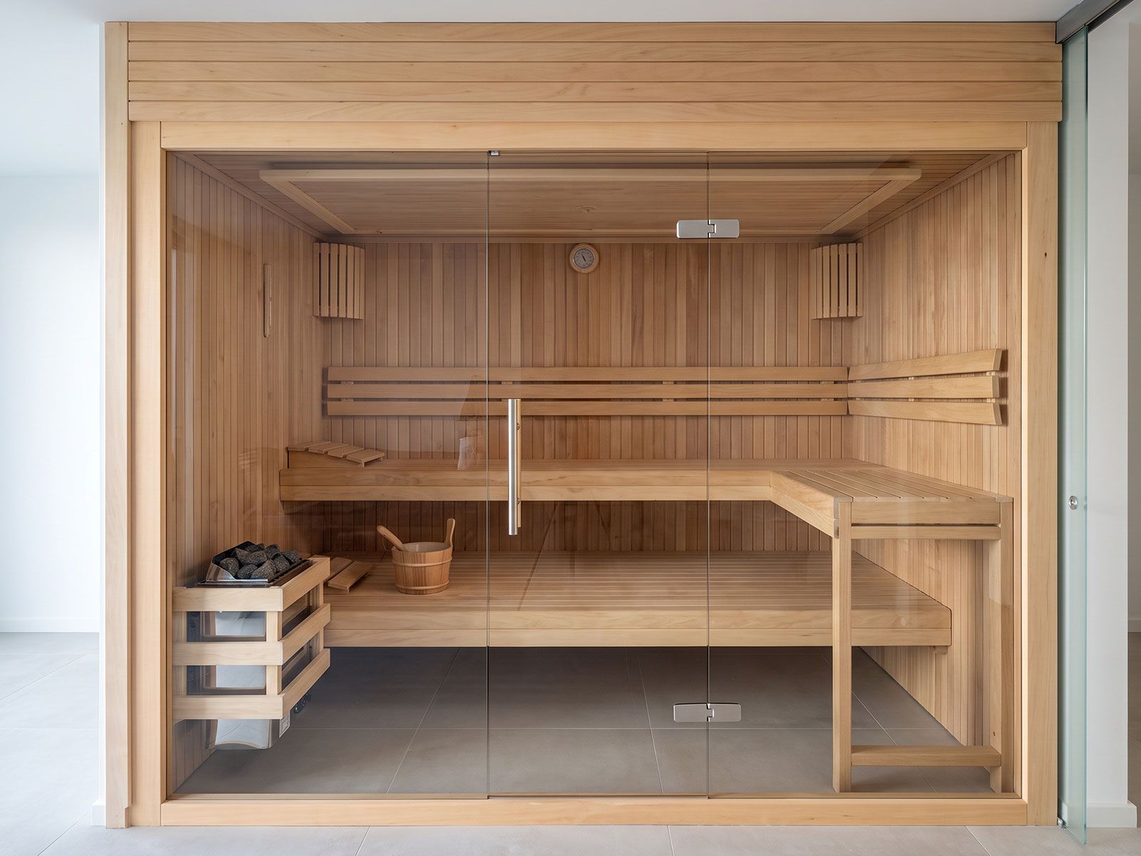 Distribución de bancos en una sauna Saunakris