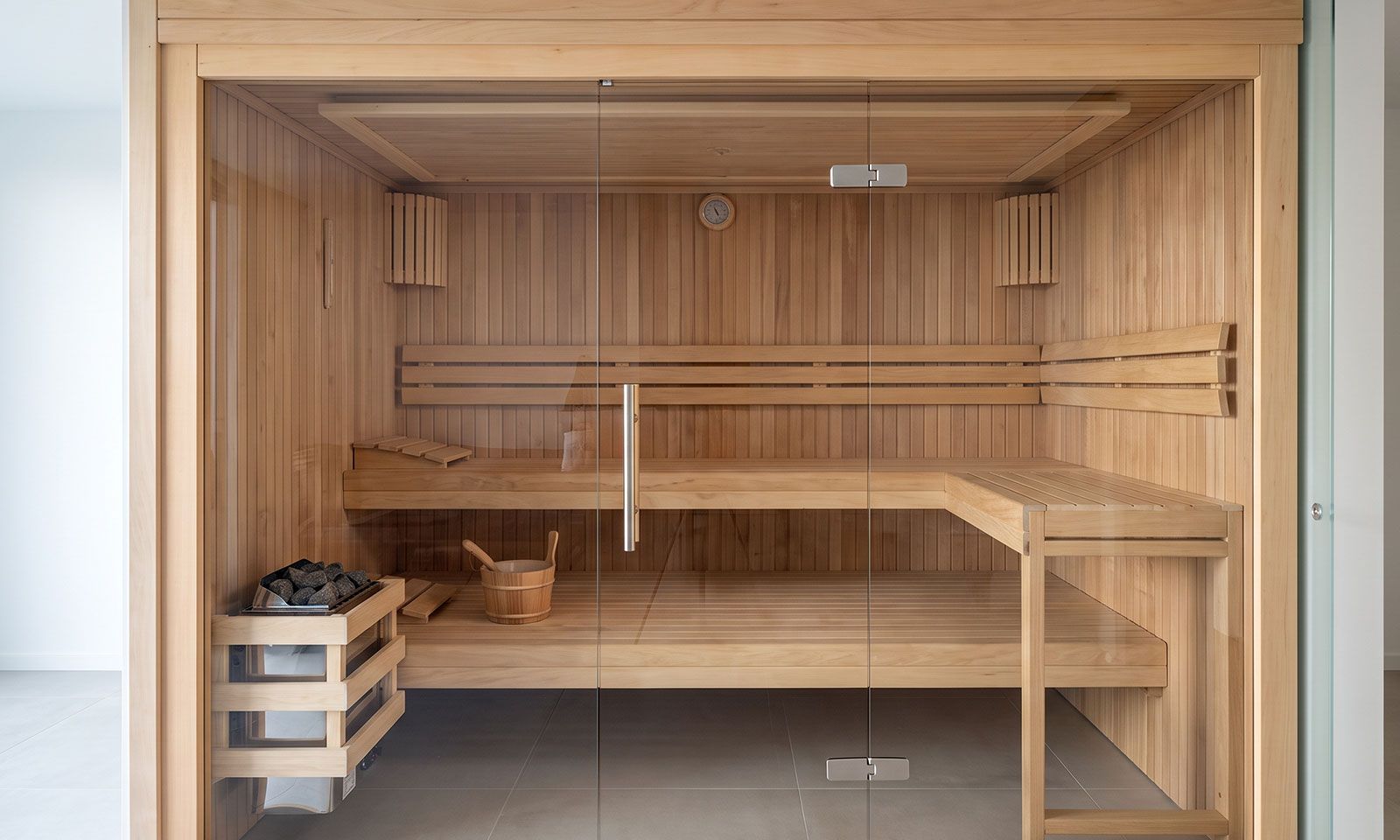 Interior de sauna finlandesa con bancos y calefactor