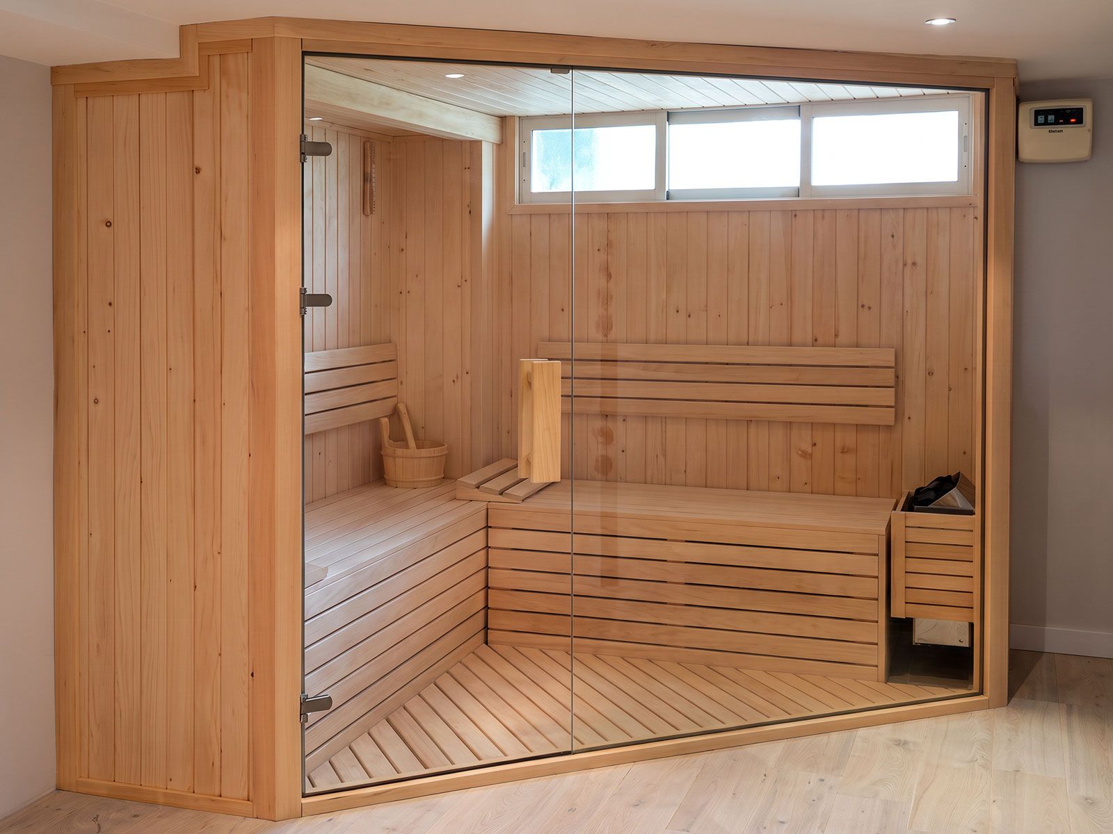 Sauna compacta integrada en un espacio interior