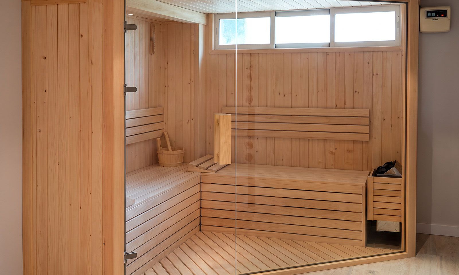 Sauna compacta integrada en un espacio interior