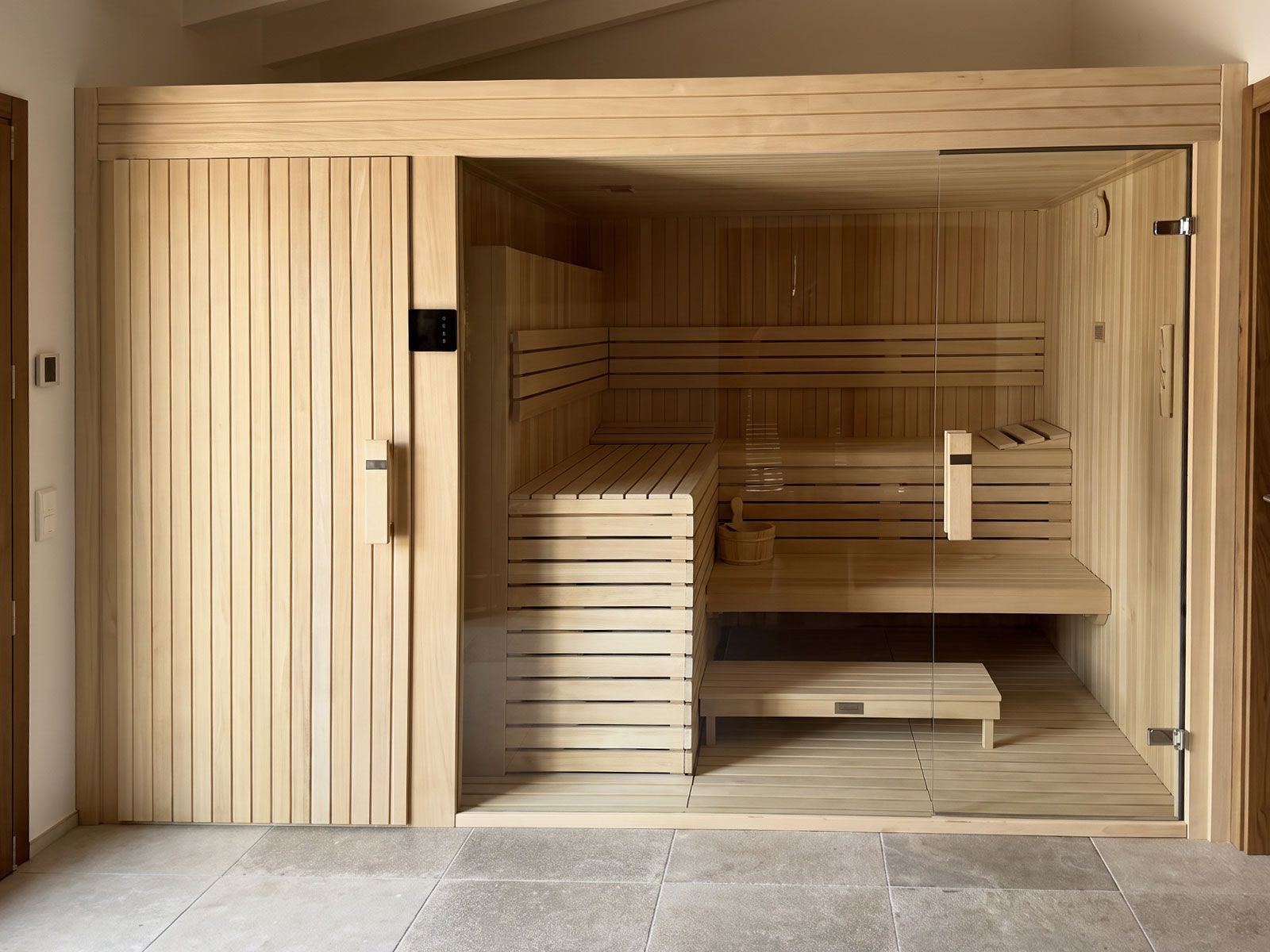 Frente acristalado de una sauna interior