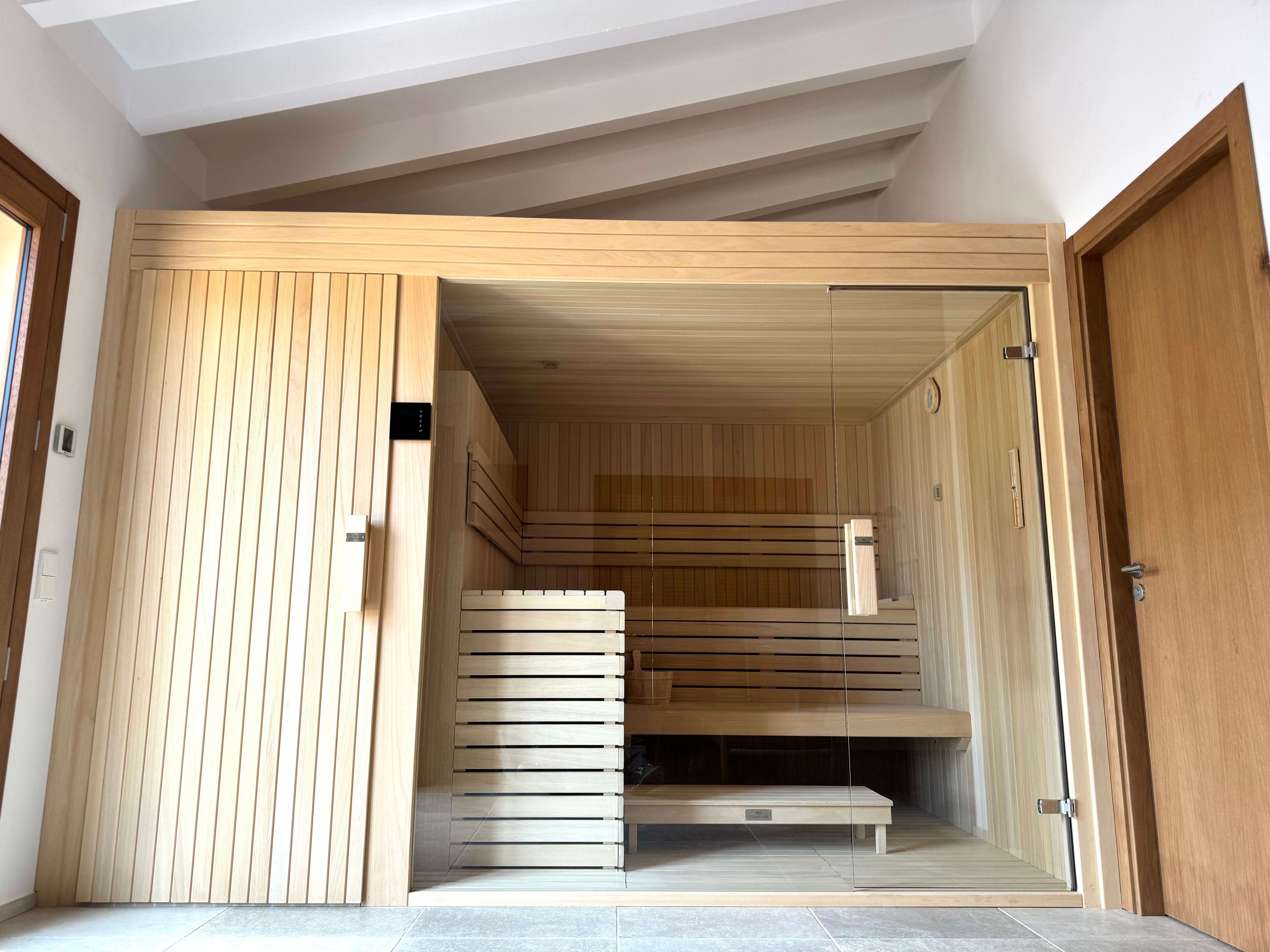 Sauna Olmo personalizada instalada en una zona interior de Mallorca