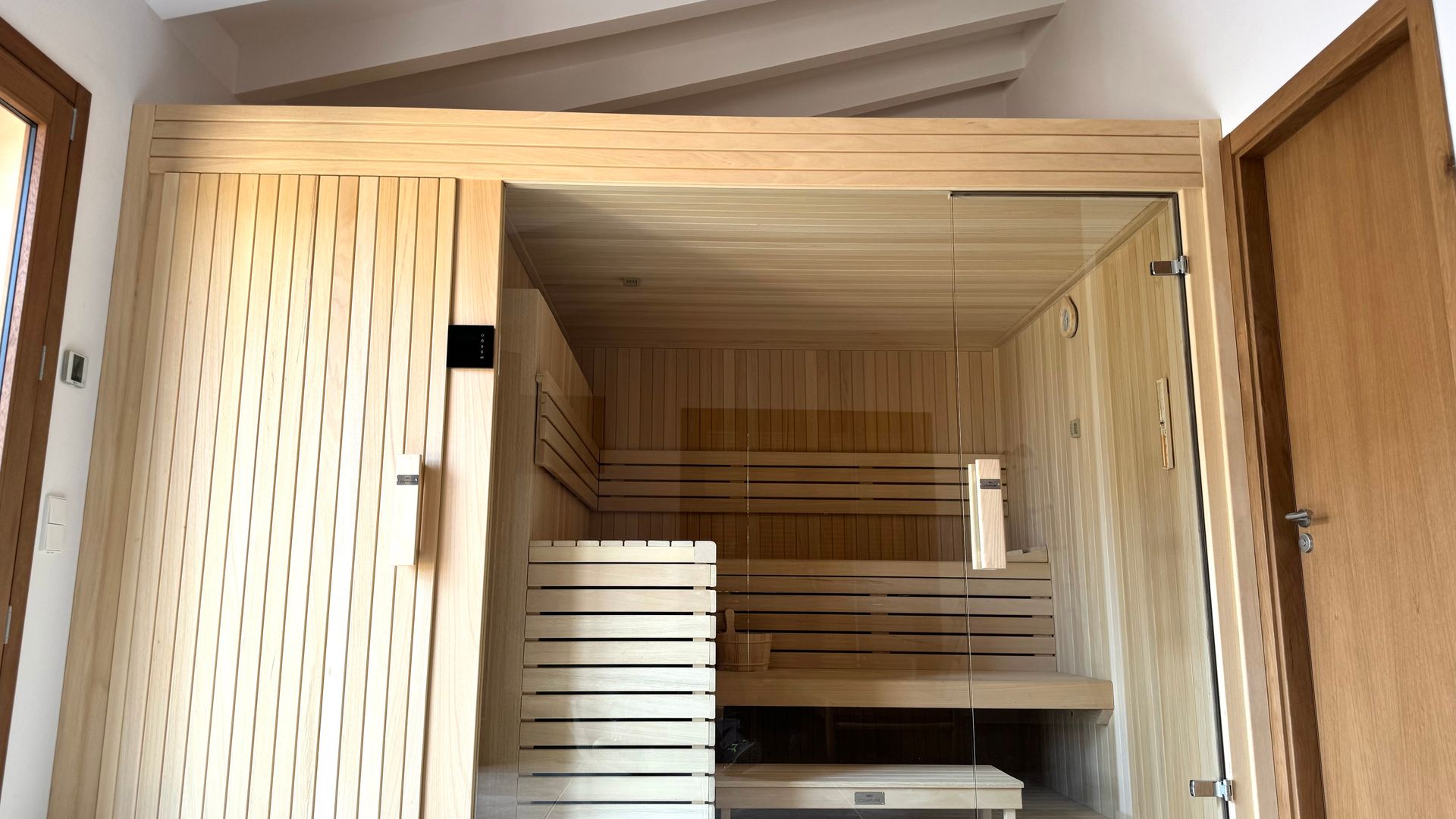 Sauna Olmo personalizada instalada en una zona interior de Mallorca