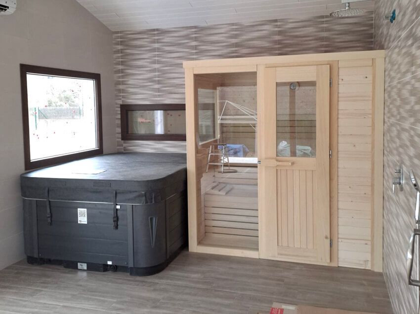 Sauna Olmo personalizada instalada en una zona wellness