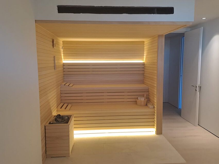 Sauna personalizada instalada en una habitación de planta baja en Mallorca