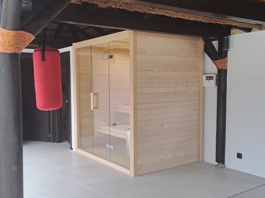 Sauna Sílice exterior instalada en un patio de Mijas, Málaga