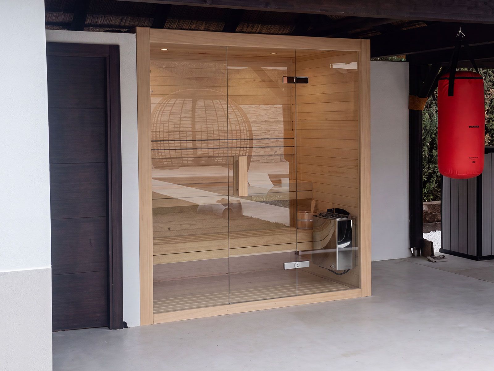 Sauna Sílice instalada bajo un porche residencial