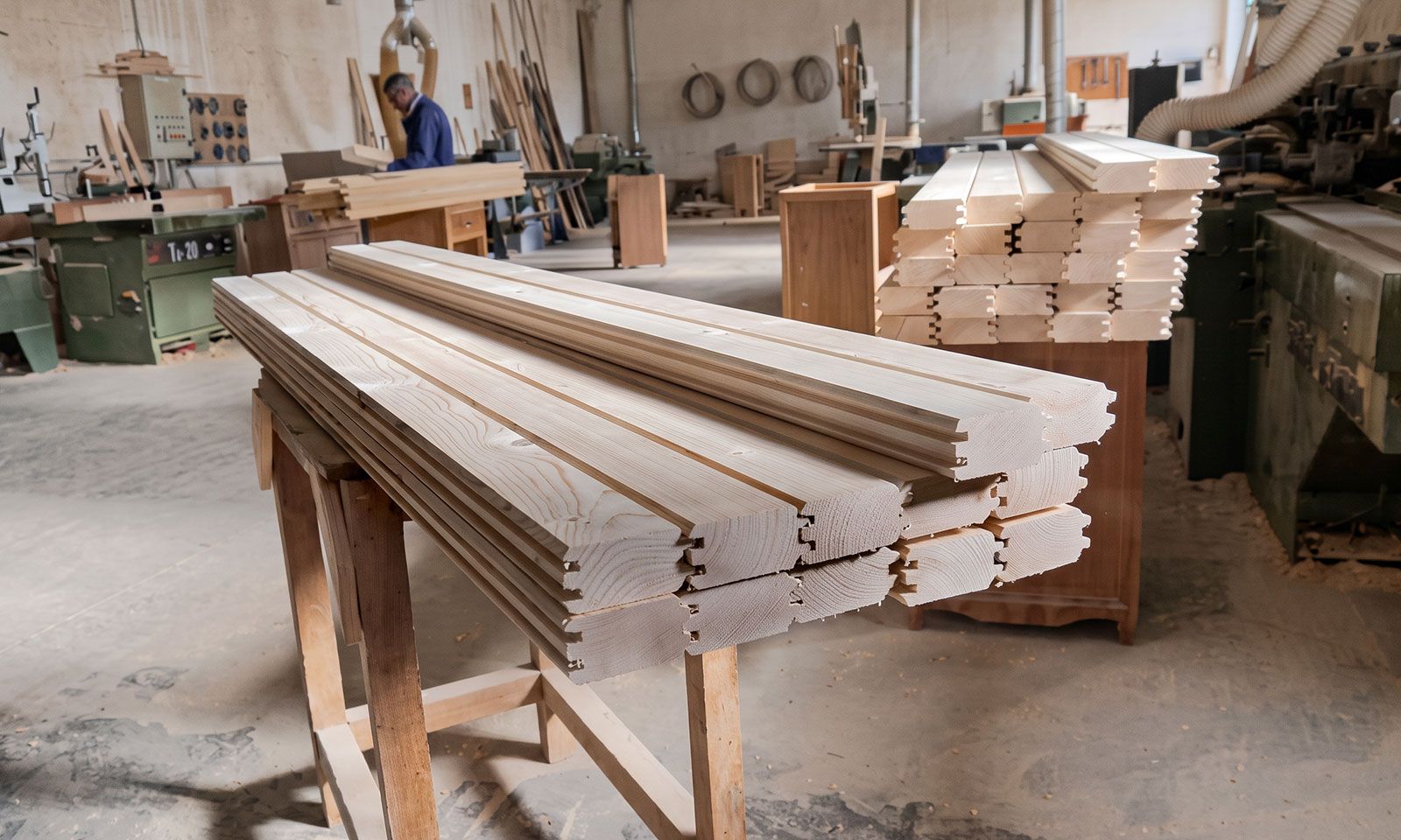 Selección y mecanizado de madera en la fábrica de Saunakris